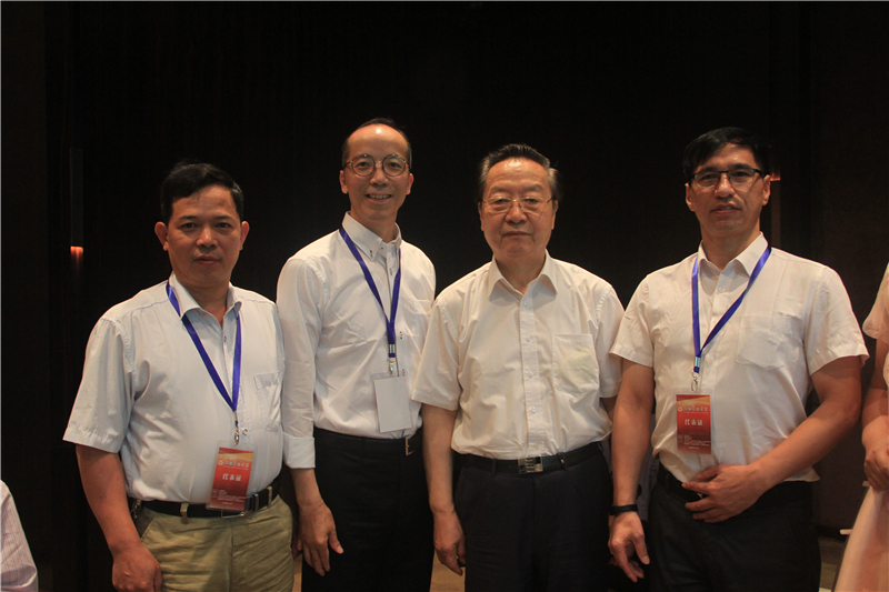 2016年6月，雷建強(qiáng)和其他企業(yè)代表與全國政協(xié)常委、全國政協(xié)經(jīng)濟(jì)委員會副主任、工信部首任部長李毅中（右二）合影