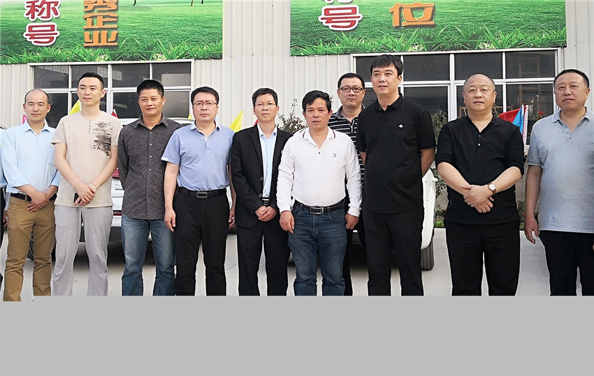 2018年4月，吉林省遼源市龍山區(qū)副區(qū)長鐘亞輝（右三）一行蒞臨我司參觀考察